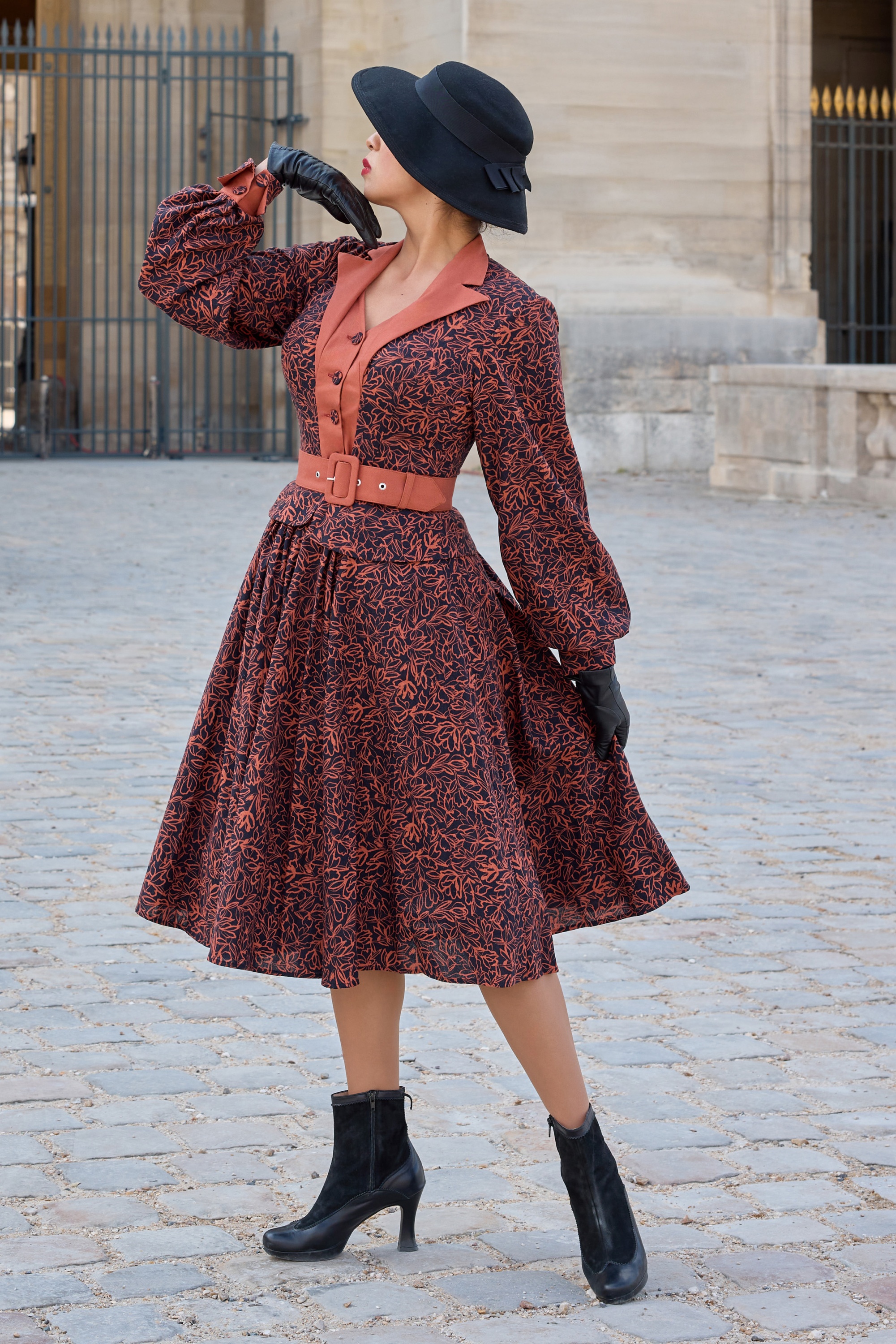 Miss Candyfloss - Thais Amber linnen swing jurk in marineblauw en baksteenrood 3