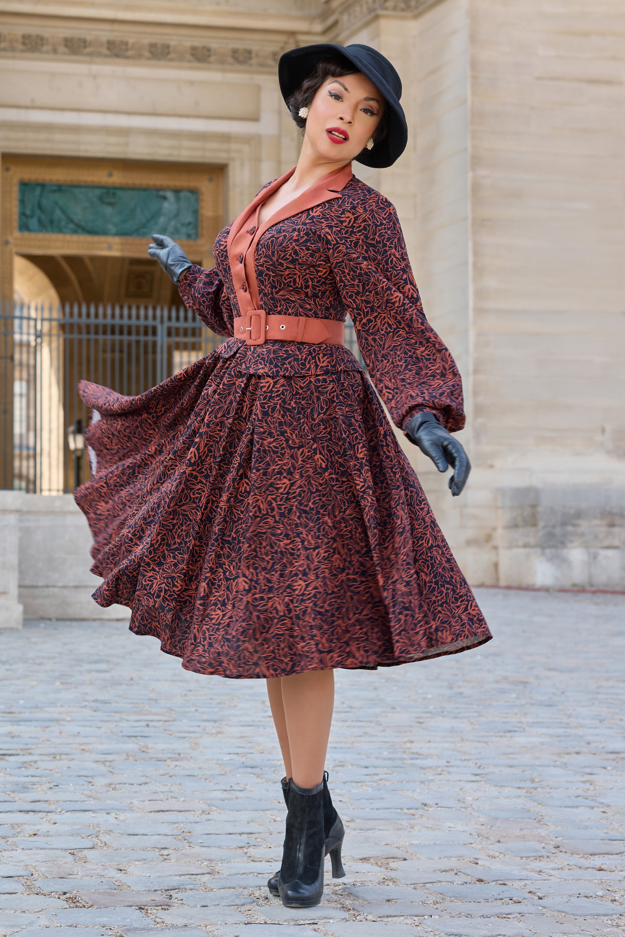 Miss Candyfloss - Thais Amber linnen swing jurk in marineblauw en baksteenrood