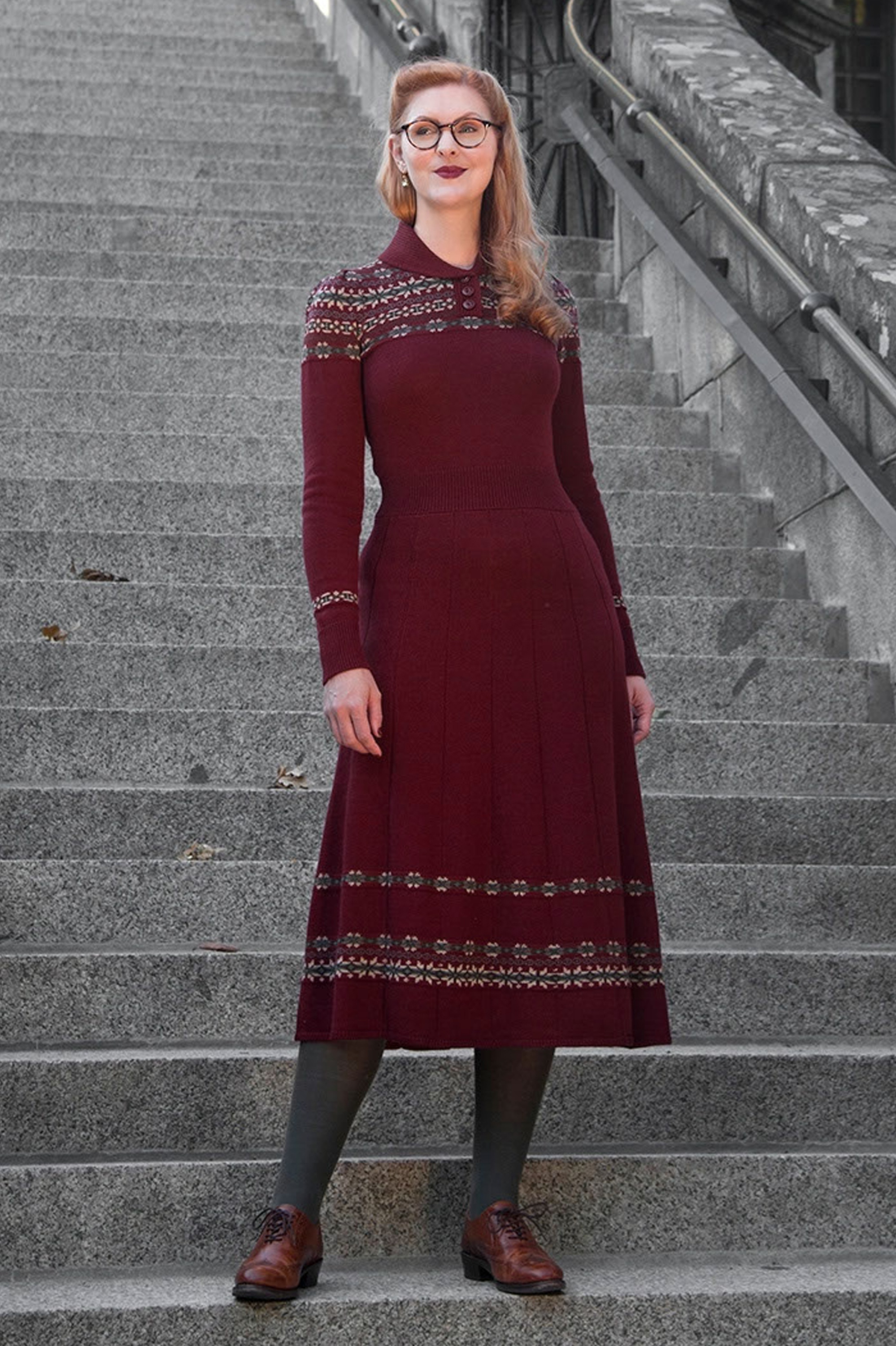 Emmy Design - The Fair-est Isle gebreide wollen jurk in bordeauxrood