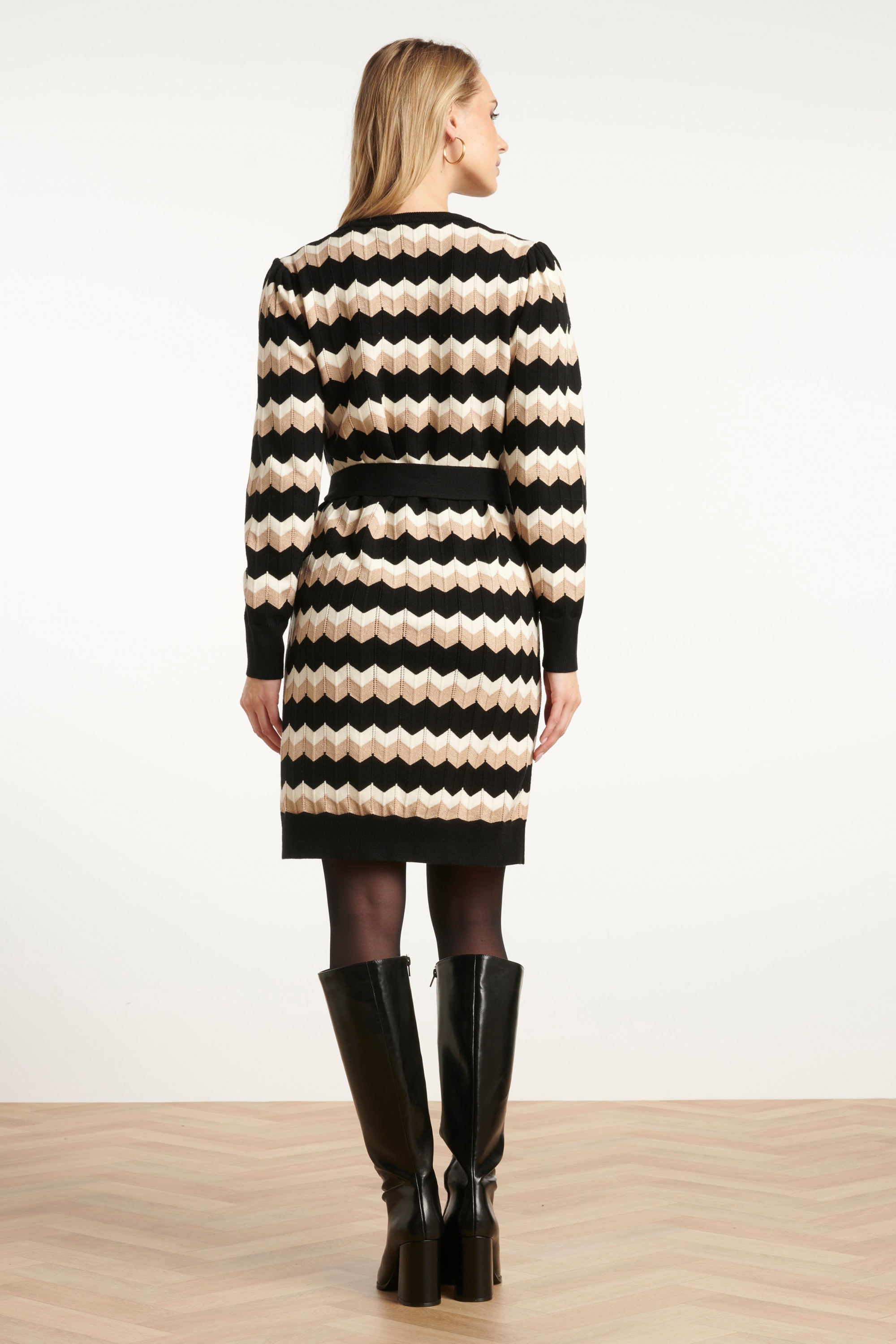 Smashed Lemon - Joanne gebreide jurk in zwart en zand 5