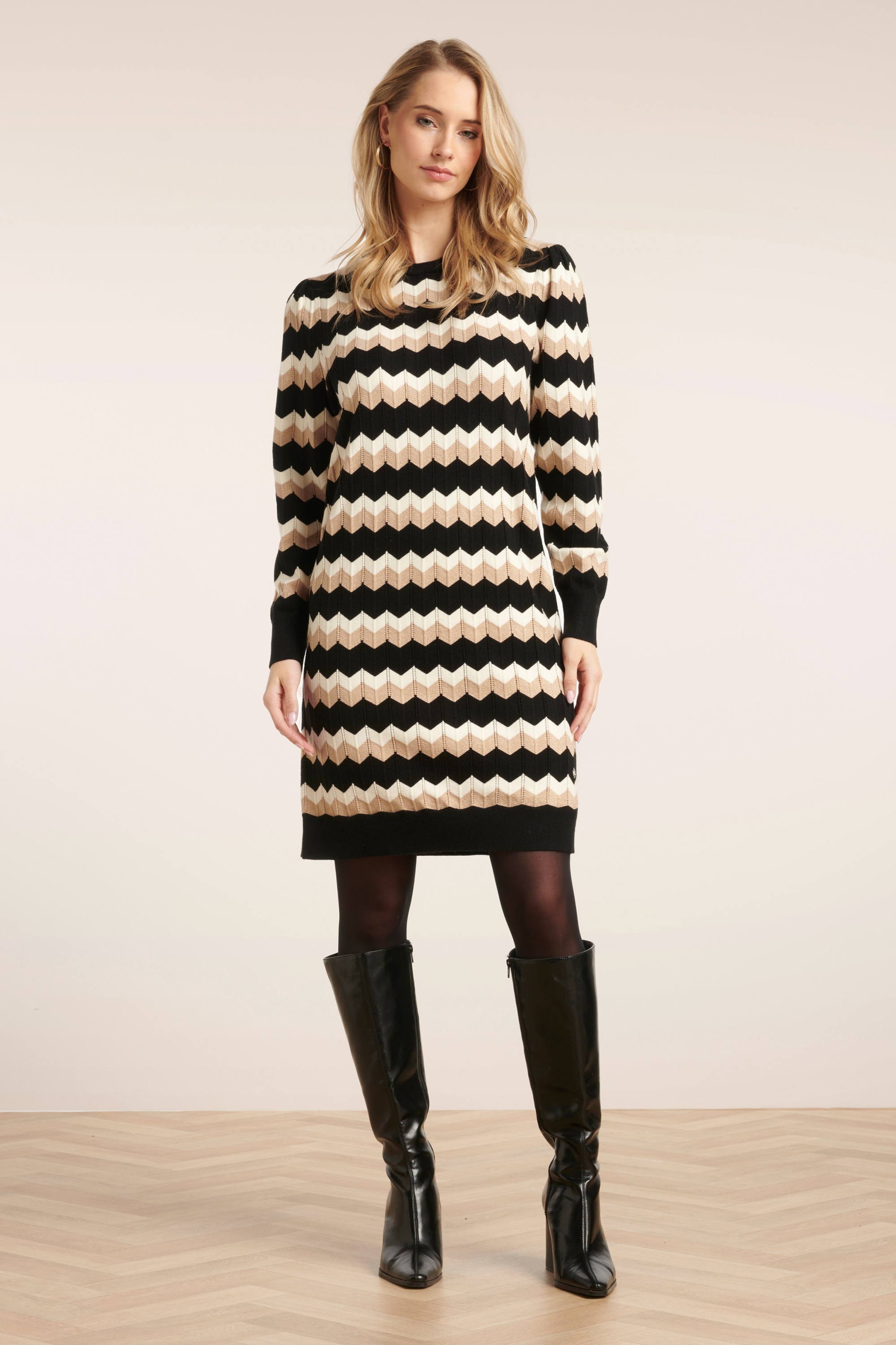 Smashed Lemon - Joanne gebreide jurk in zwart en zand 4