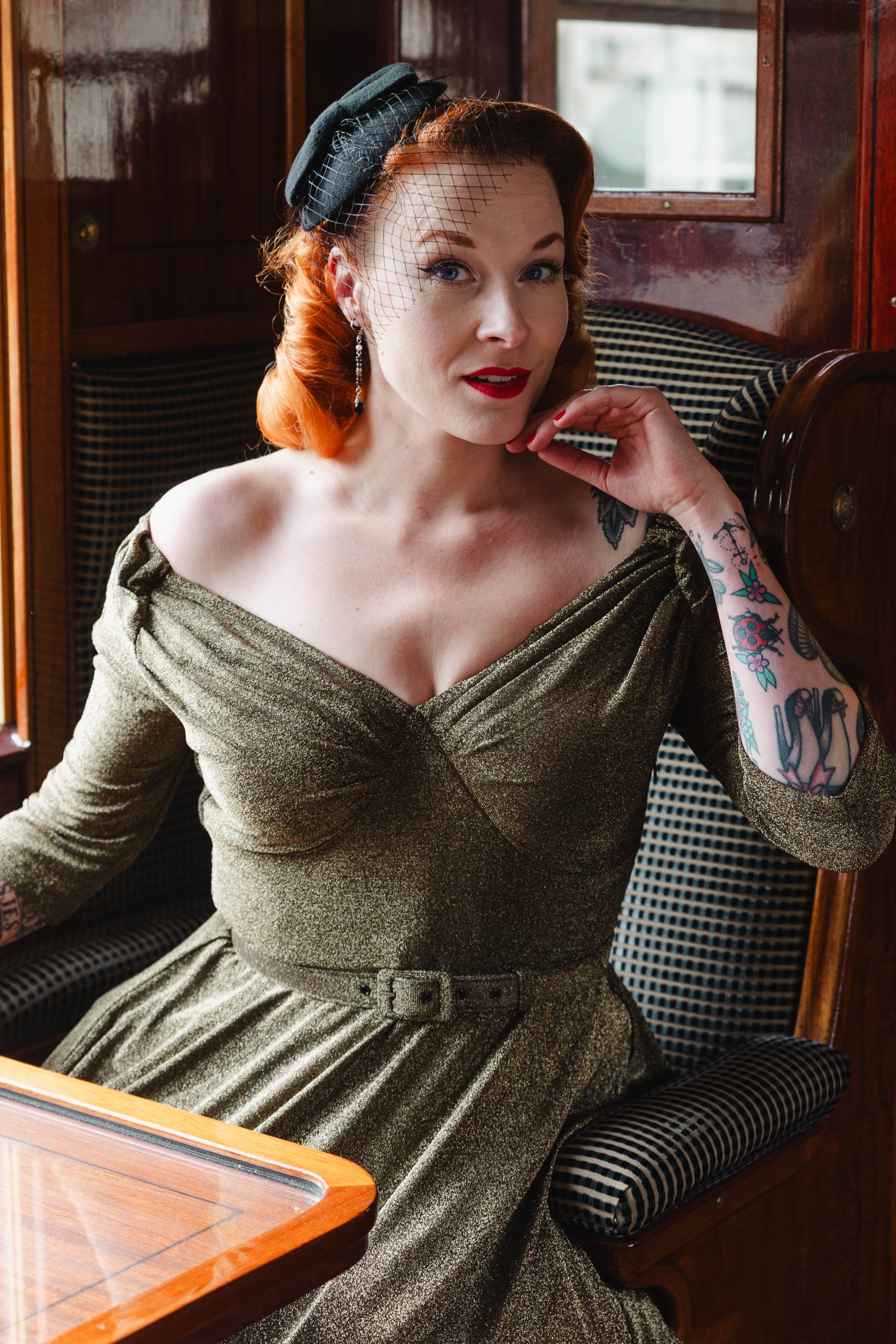 Glamour Bunny - Marilyn Glitter swing jurk in donkergoud 4