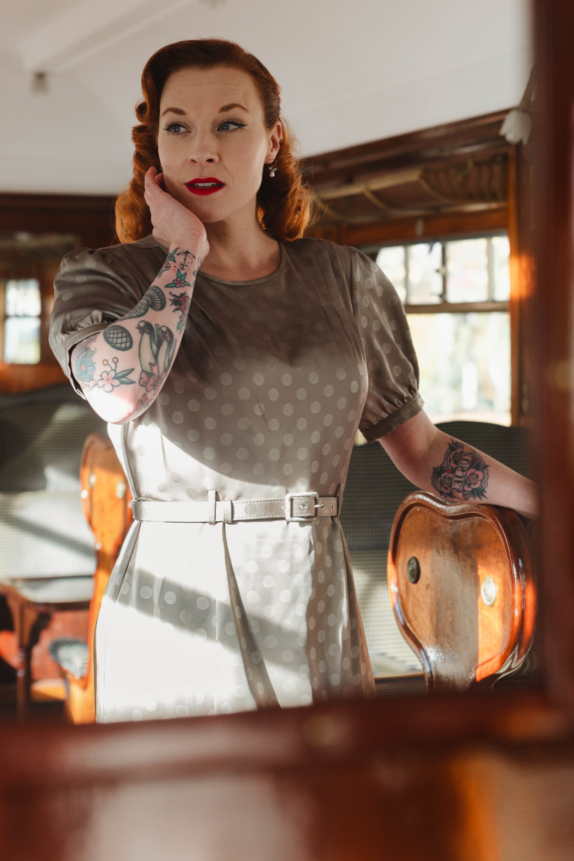 Banned Retro - Selah Satin midi jurk in champagnebruin