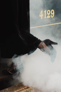 Lola Ramona ♥ Topvintage - June Midnight Passion pumps in zwart en goud 4