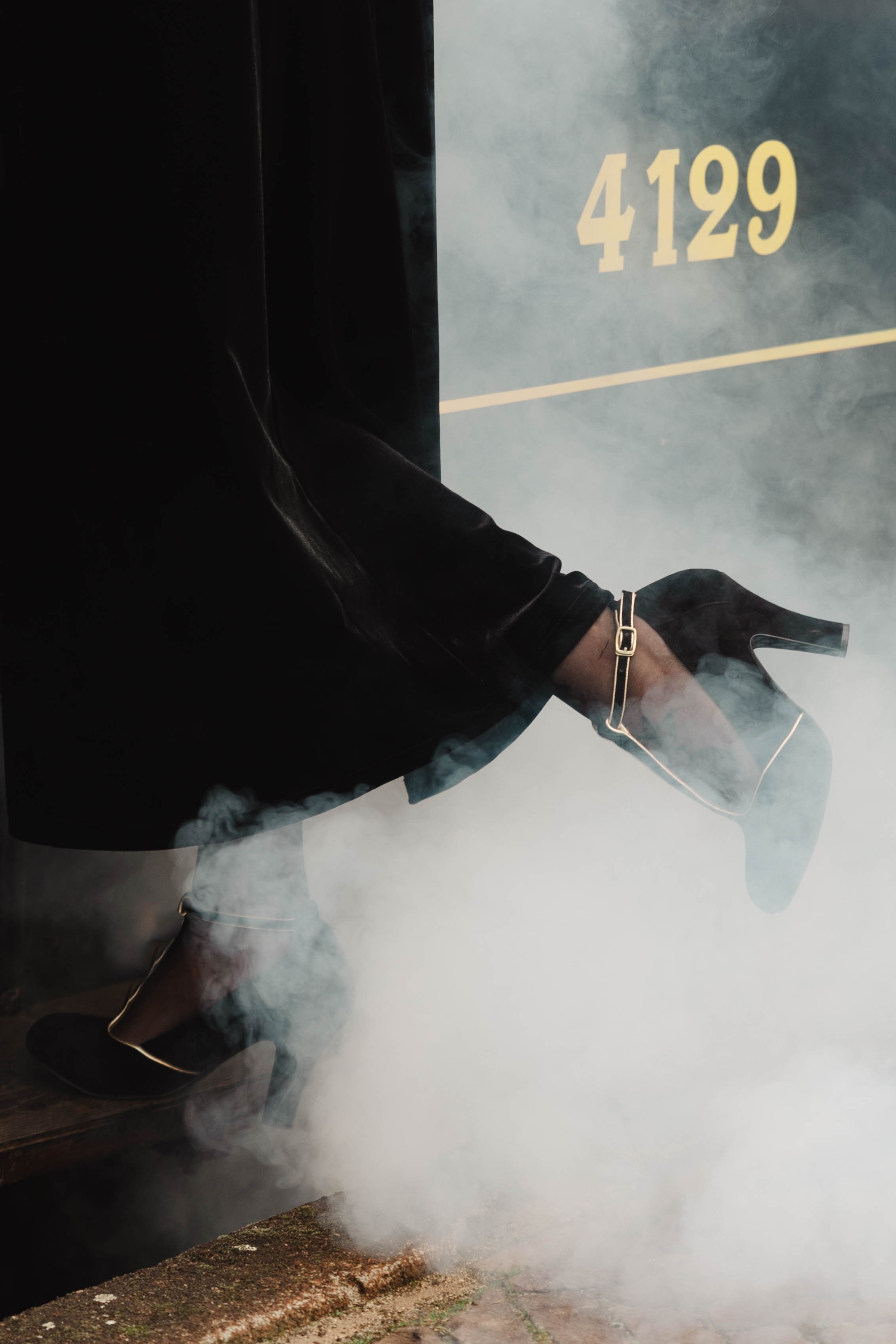 Lola Ramona ♥ Topvintage - June Midnight Passion pumps in zwart en goud 4