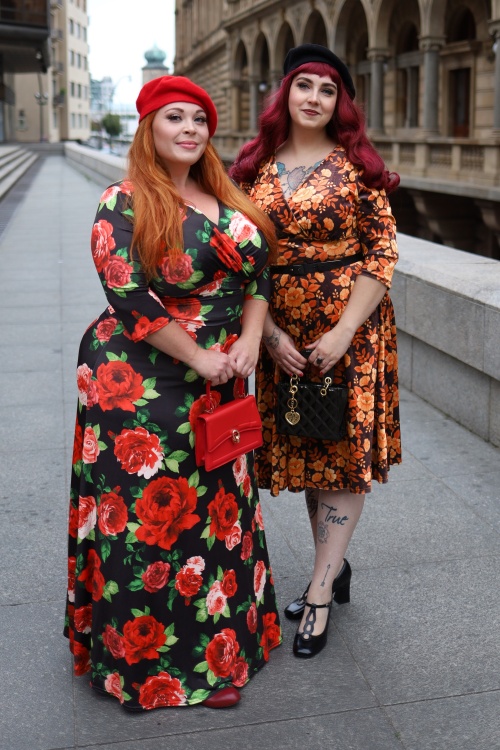 Vintage Chic for Topvintage - Topvintage exclusive ~ Caroline Floral Velvet swing jurk in zwart en oranje 2