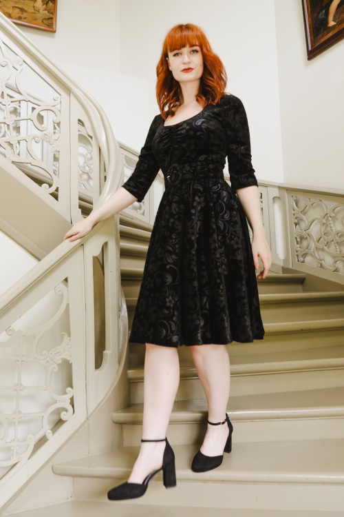 Topvintage Boutique Collection - Topvintage exclusive ~ Darlene Velvet swing jurk in zwart