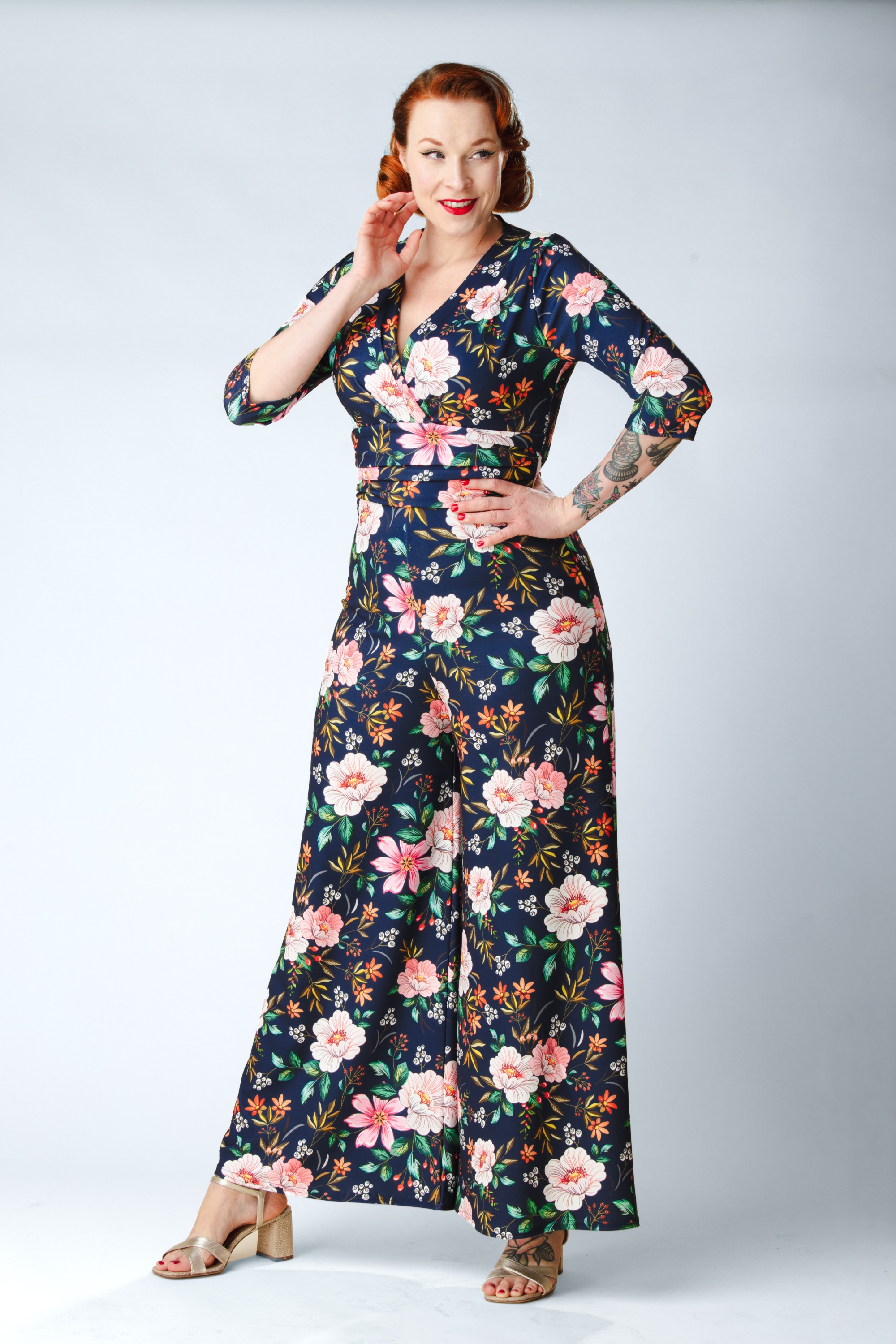 Vintage Chic for Topvintage - Topvintage exclusive ~ Savannah Floral and Berry jumpsuit in marineblauw 