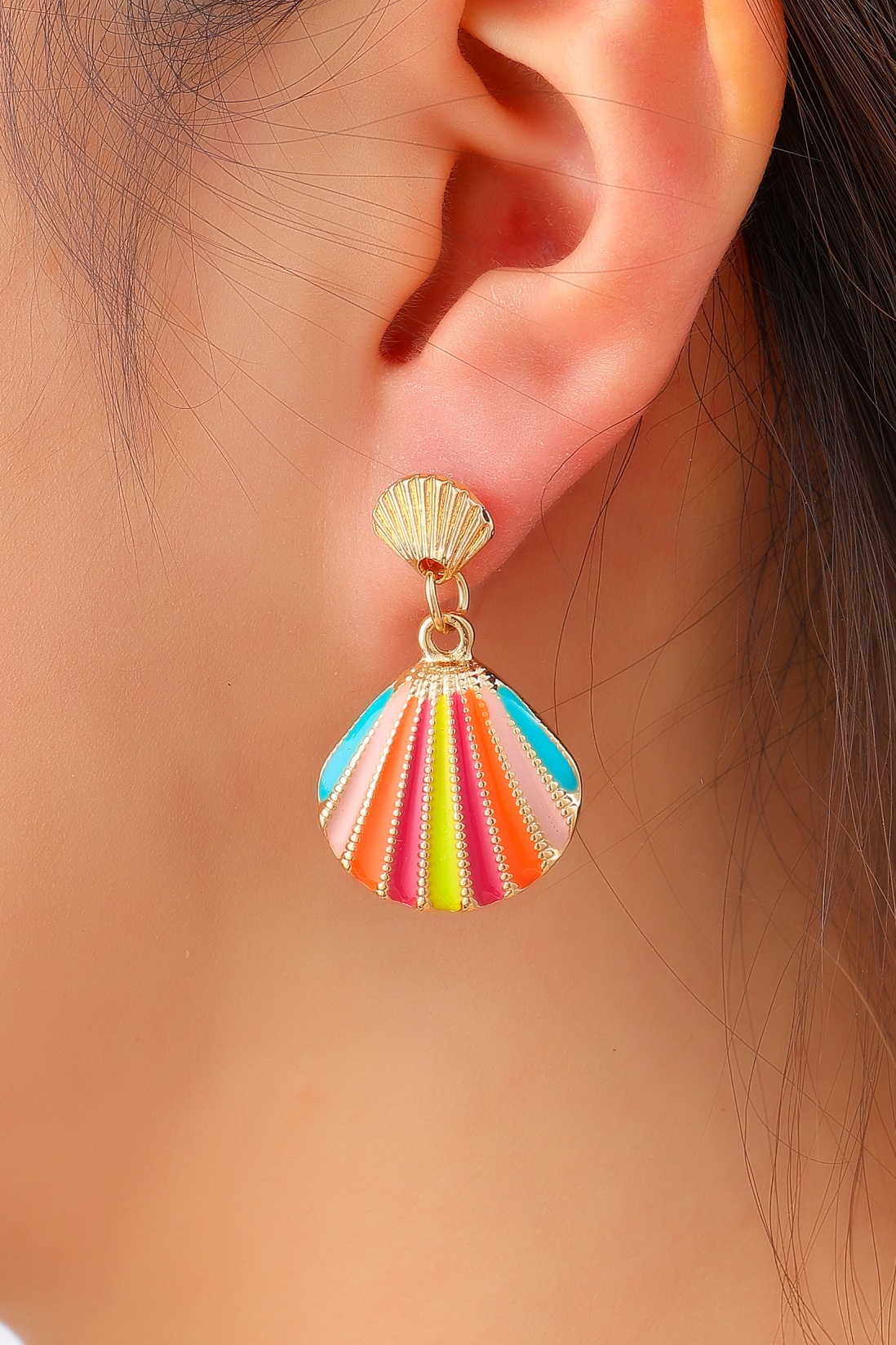 Day&Eve by Go Dutch Label - Striped Shell Dangle oorbellen in goud