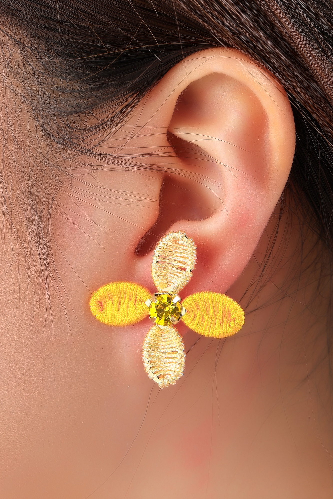 Day&Eve by Go Dutch Label - Petal Spark stud oorbellen in geel 