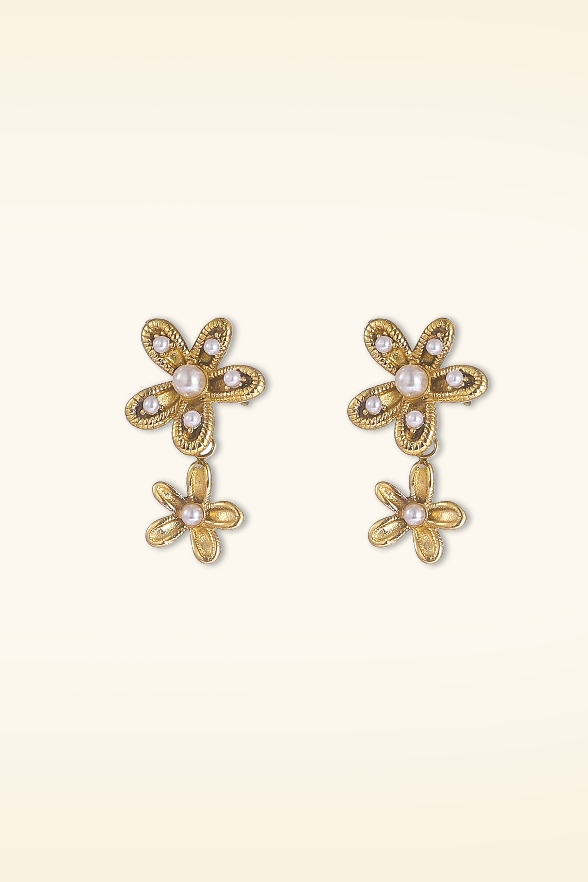 Day&Eve by Go Dutch Label - Double Pearl Flower oorbellen in goud 2