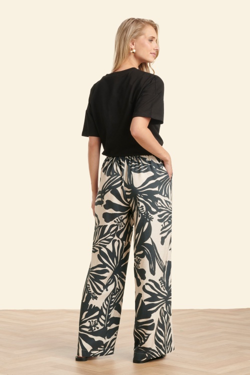 Smashed Lemon - Monotropical pantalon met wijde pijpen in gebroken wit en zwart 3