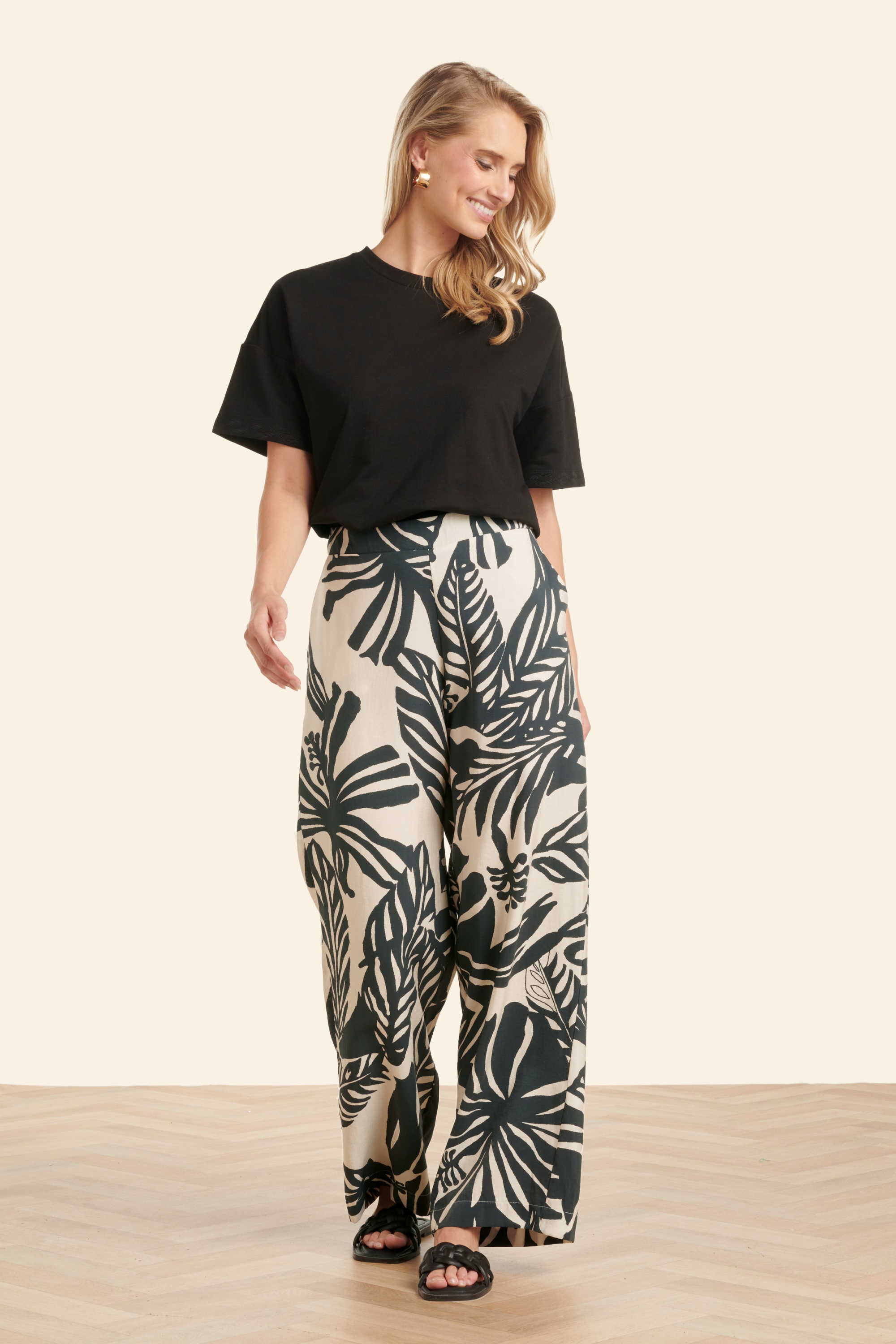 Smashed Lemon - Monotropical pantalon met wijde pijpen in gebroken wit en zwart