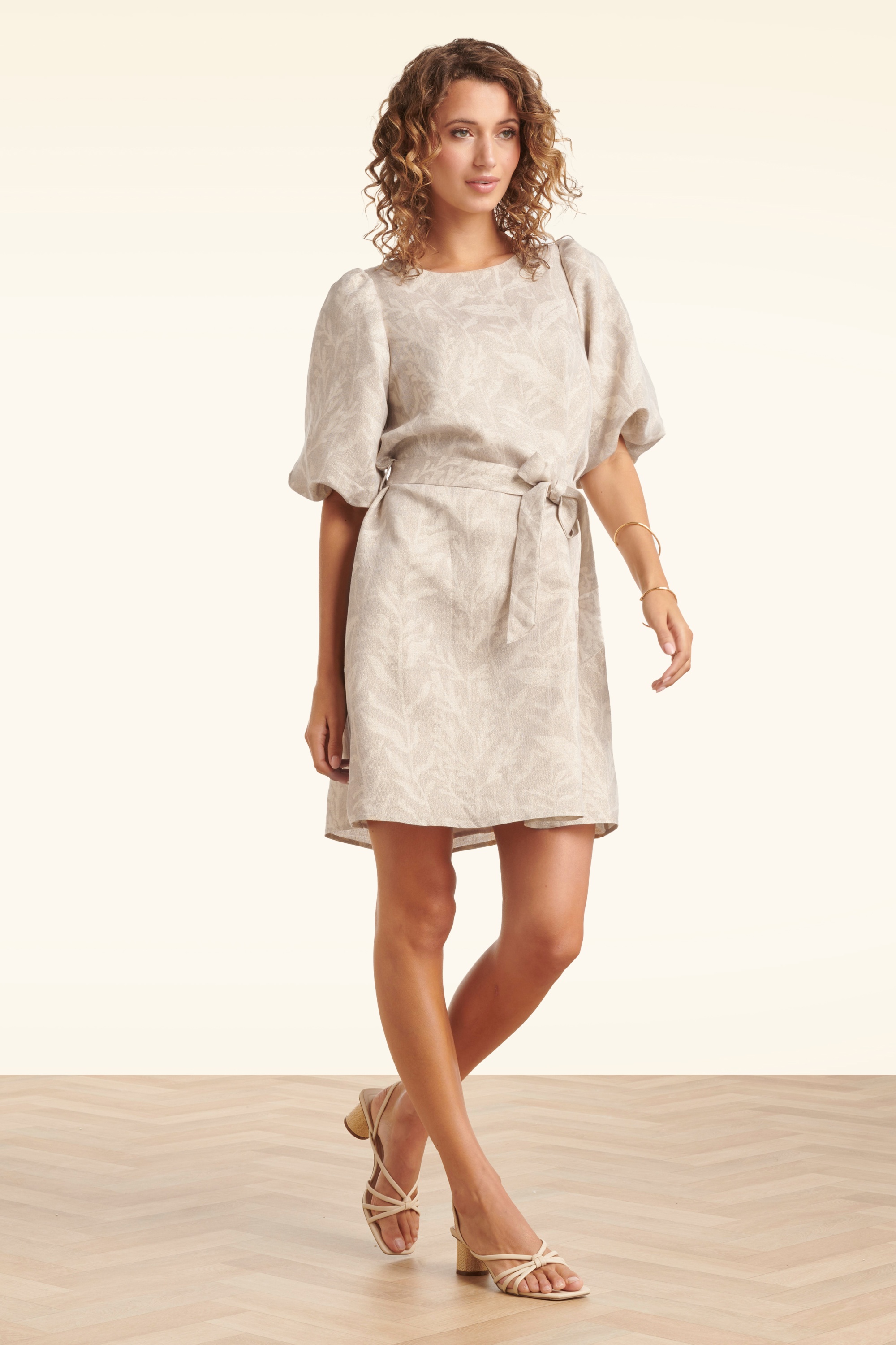 Smashed Lemon - Sunlit Glow jurk in zand en goud