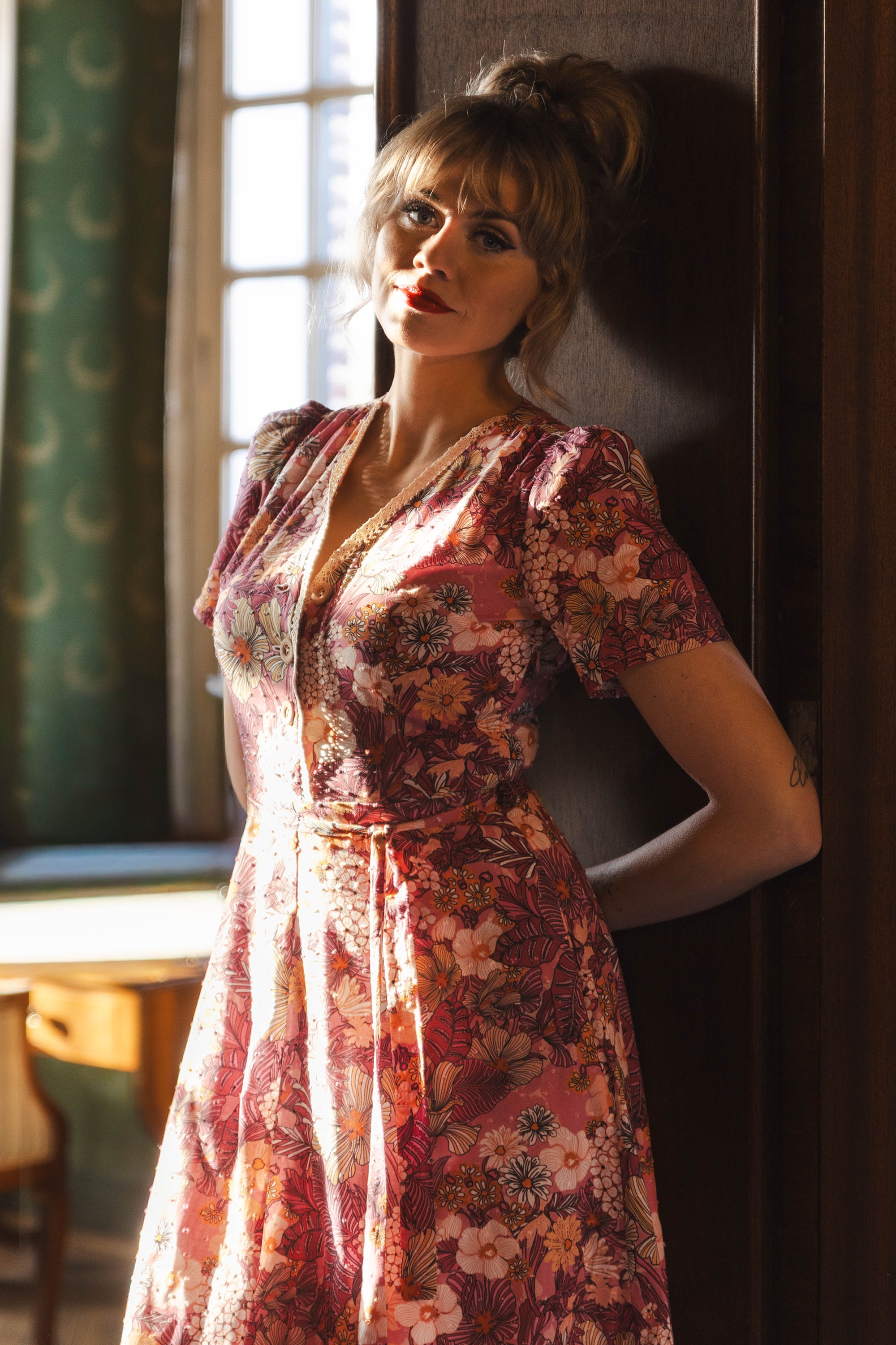 Very Cherry - Magnolia Mucha Flowers Plumeti midi jurk in roze 4