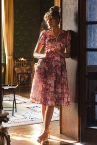 Very Cherry - Magnolia Mucha Flowers Plumeti midi jurk in roze