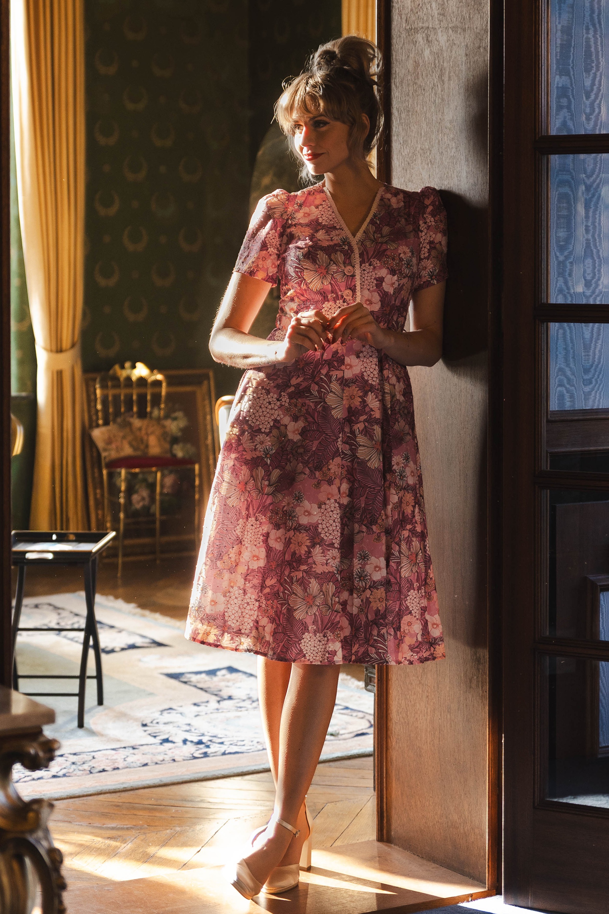 Very Cherry - Magnolia Mucha Flowers Plumeti midi jurk in roze