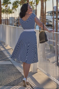 Miss Candyfloss - Juliette Lee Striped katoenen swing jurk in marineblauw en wit 3