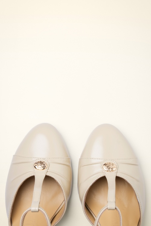 Charlie Stone - Vincenza T-Strap pumps in crème 4