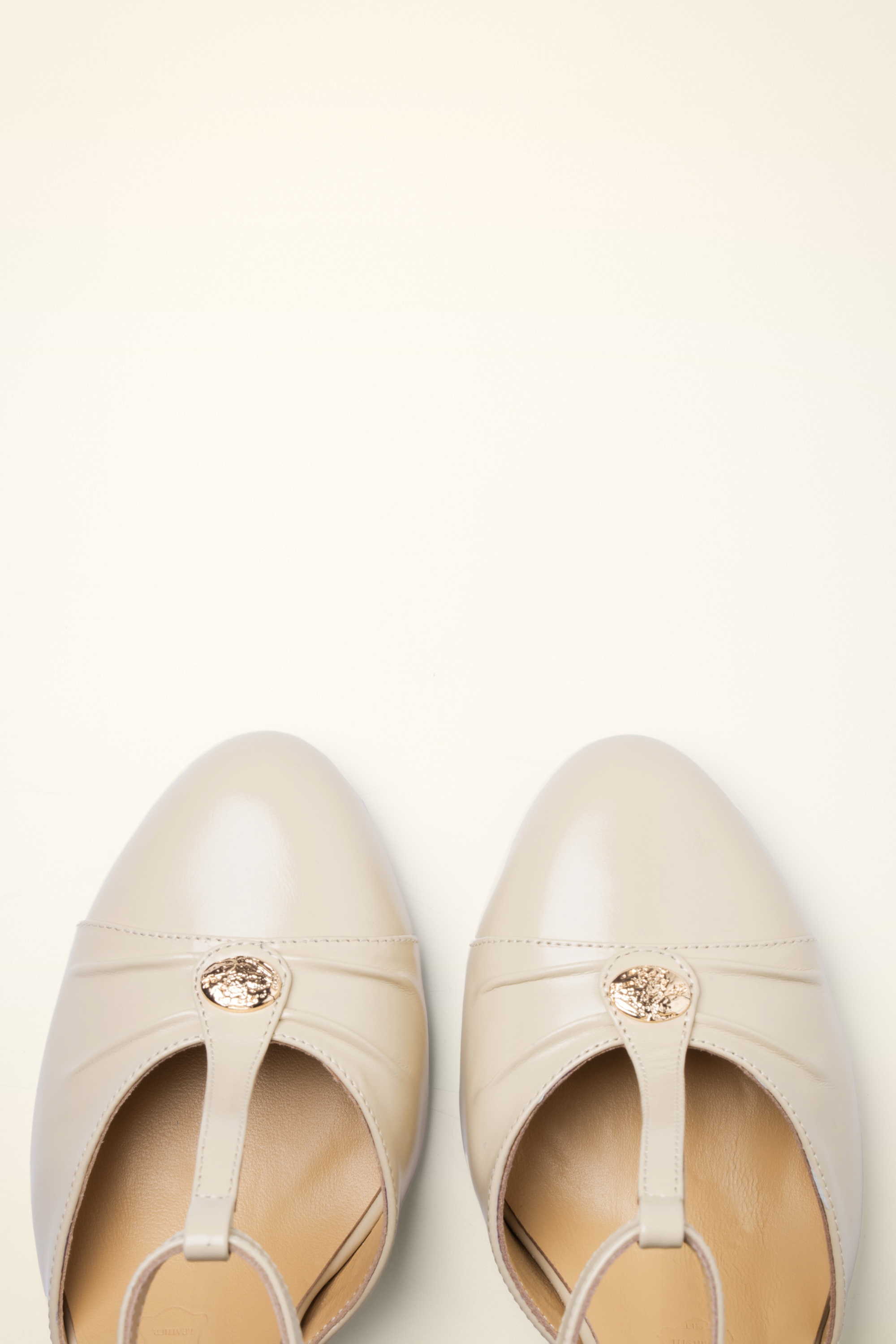 Charlie Stone - Vincenza T-Strap pumps in crème 4