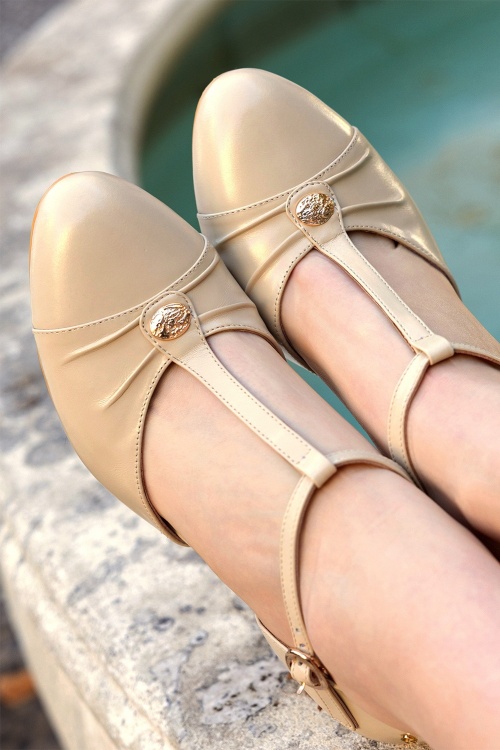 Charlie Stone - Vincenza T-Strap pumps in crème 3