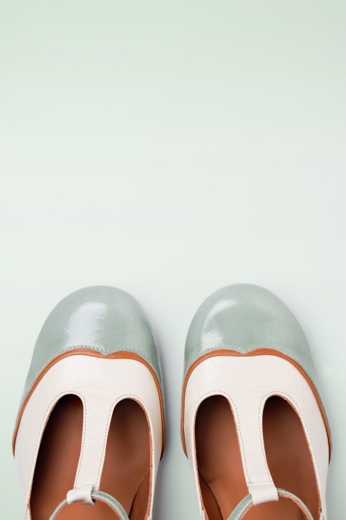 Nemonic - Salvia T-strap pumps in pastelblauw en crème 2