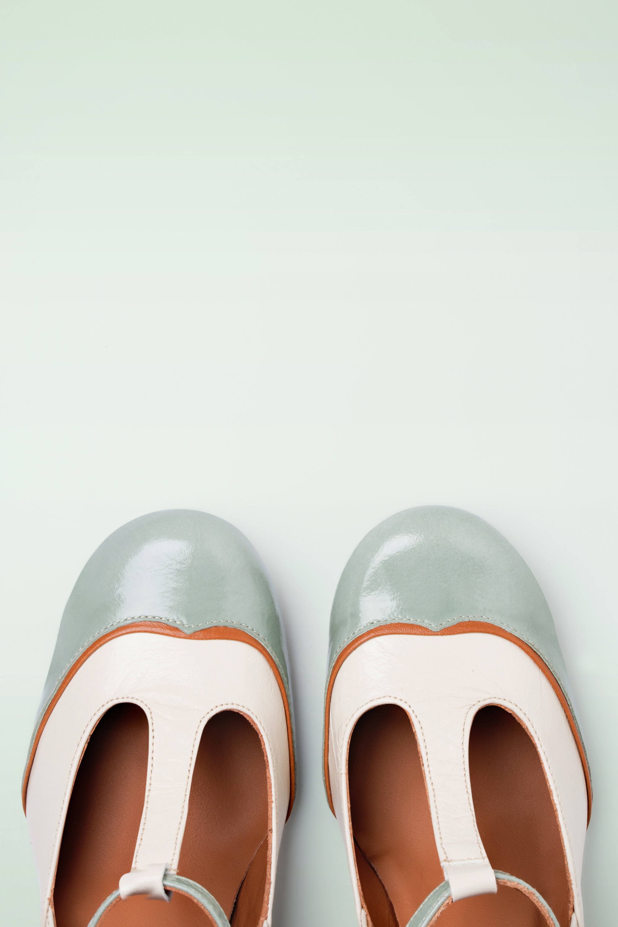 Nemonic - Salvia T-strap pumps in pastelblauw en crème 2