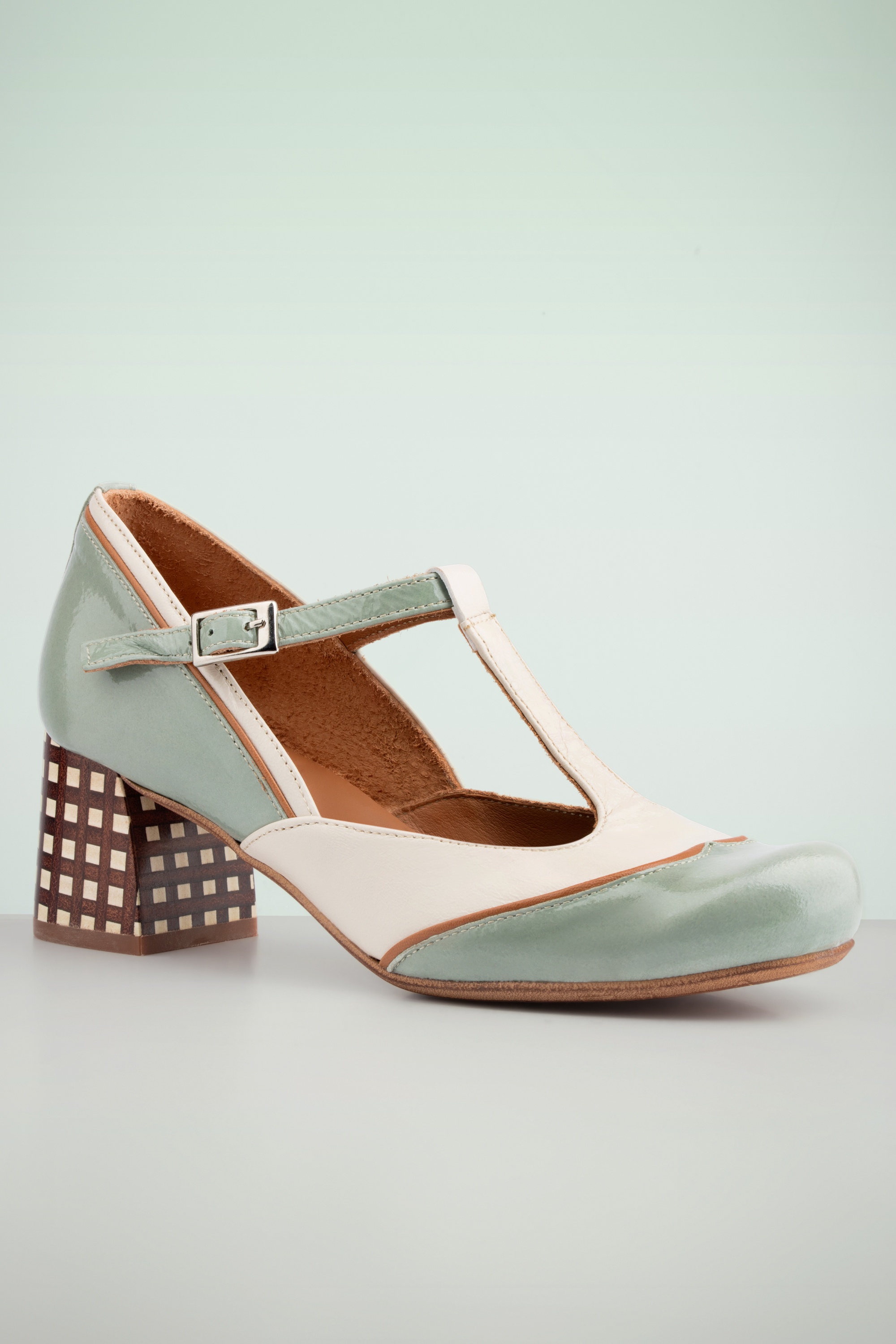 Nemonic - Salvia T-strap pumps in pastelblauw en crème 3