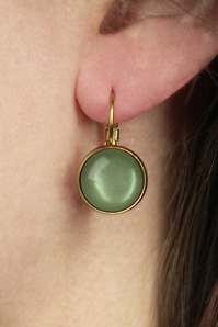 Urban Hippies - Vergulde dot oorbellen in saliegroen