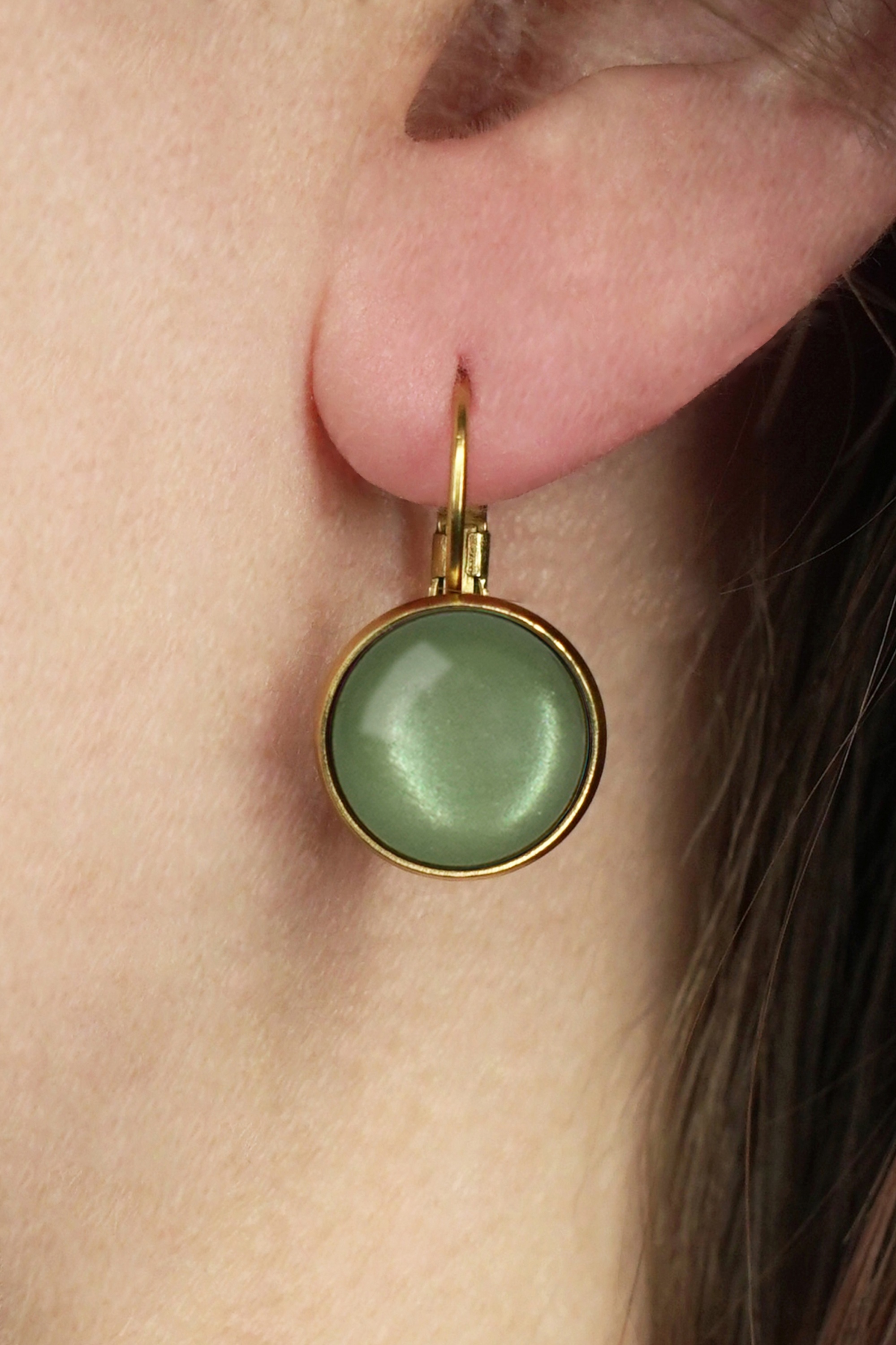 Urban Hippies - Vergulde dot oorbellen in saliegroen