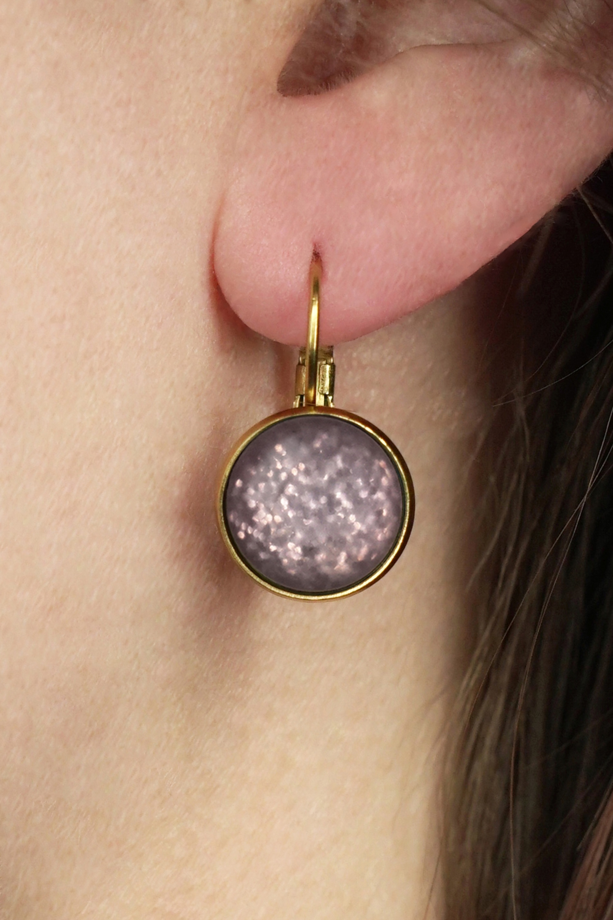 Urban Hippies - Vergulde dot oorbellen in glitter mauve