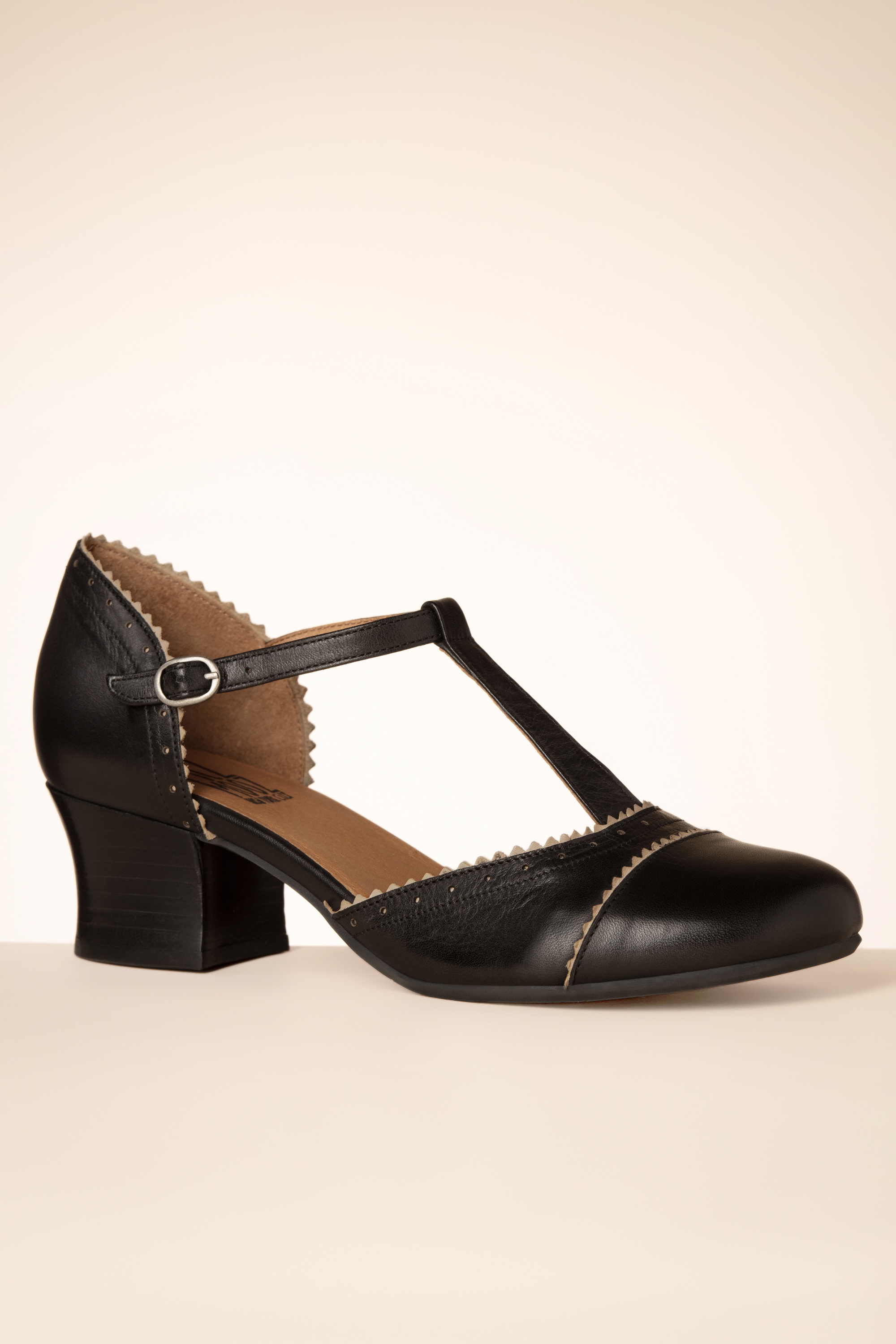 Miz Mooz - Fernie T-Strap pumps in zwart en crème 4