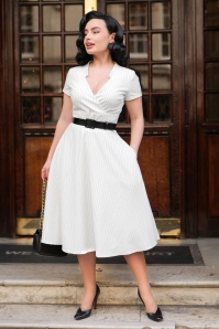 Glamour Bunny Business Babe - Topvintage exclusive ~ Chiara Pinstripe swing jurk in wit