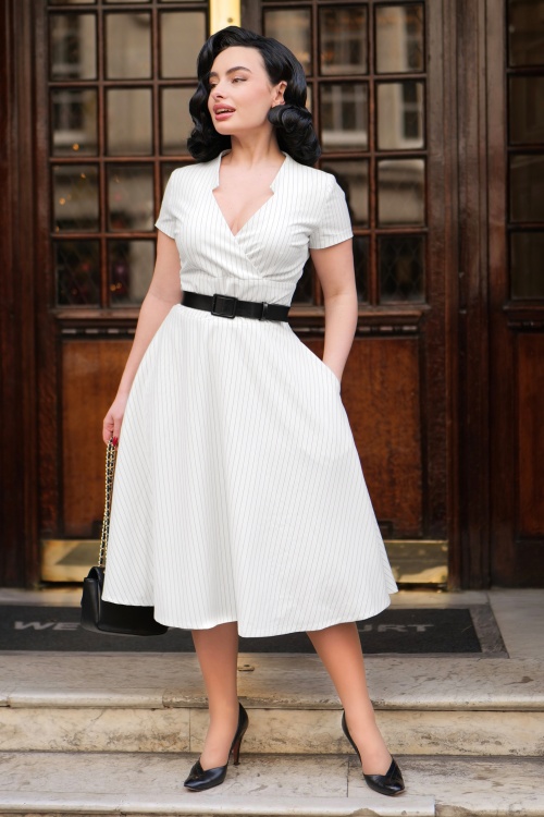 Glamour Bunny Business Babe - Topvintage exclusive ~ Chiara Pinstripe swing jurk in wit