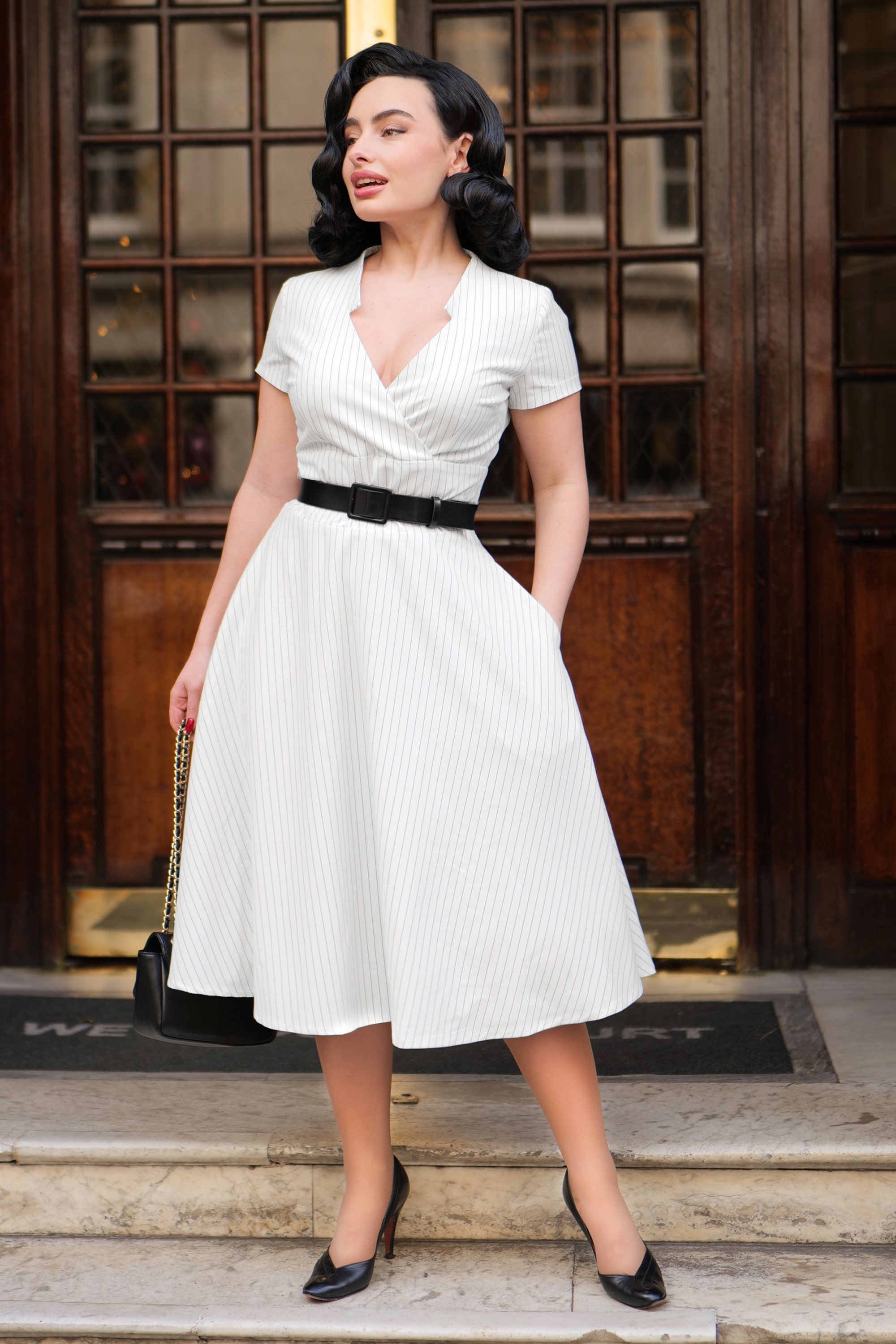 Glamour Bunny Business Babe - Topvintage exclusive ~ Chiara Pinstripe swing jurk in wit