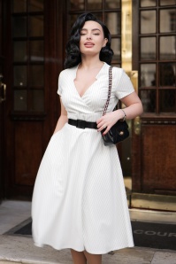 Glamour Bunny Business Babe - Topvintage exclusive ~ Chiara Pinstripe swing jurk in wit 3