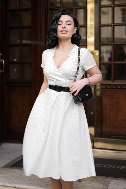 Glamour Bunny Business Babe - Topvintage exclusive ~ Chiara Pinstripe swing jurk in wit 3