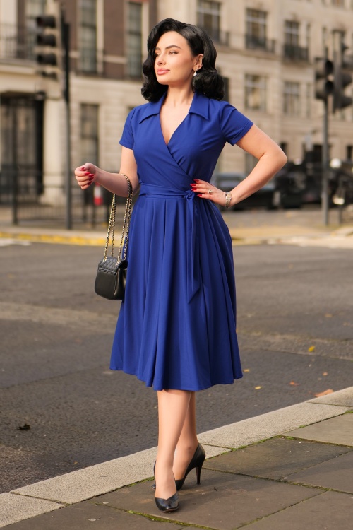 Glamour Bunny Business Babe - Topvintage Exclusive ~ The Glenda swing jurk in koningsblauw