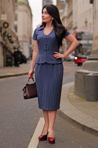 Glamour Bunny Business Babe - Topvintage exclusive ~ Penelope Pinstripe pencil jurk in marineblauw