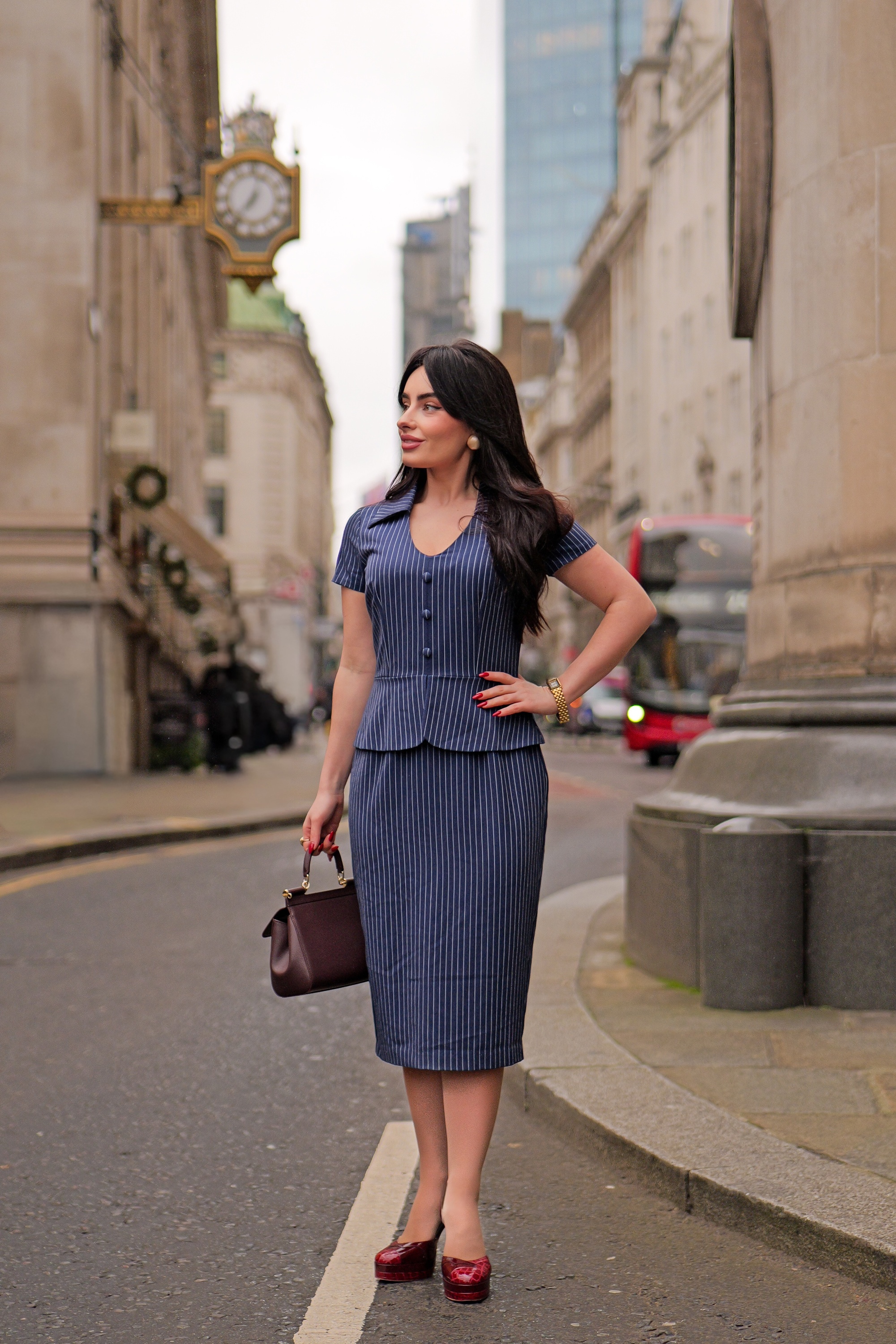 Glamour Bunny Business Babe - Topvintage exclusive ~ Penelope Pinstripe pencil jurk in marineblauw 5