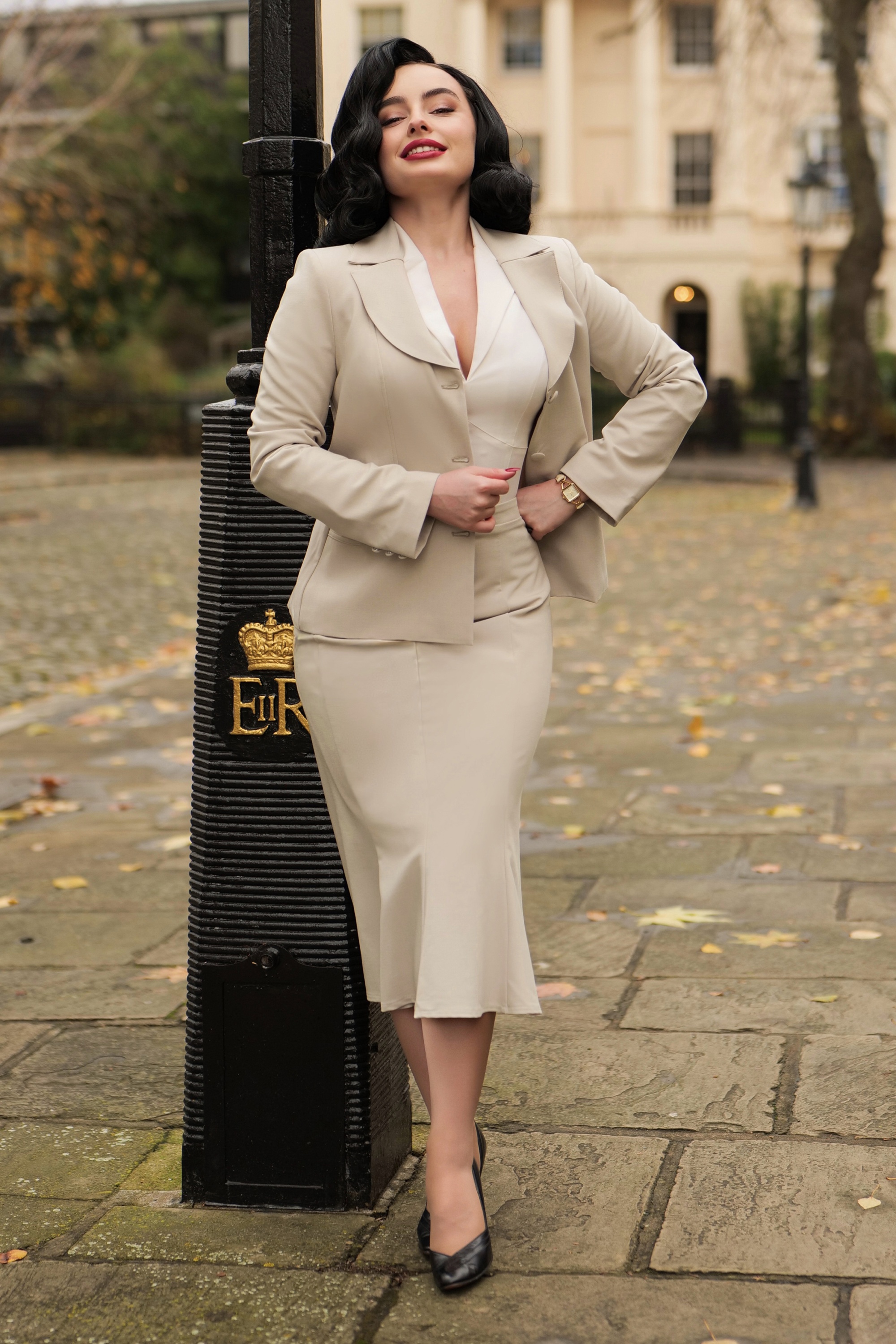 Glamour Bunny Business Babe - Topvintage Exclusive ~ The Vedette Fishtail rok in zand