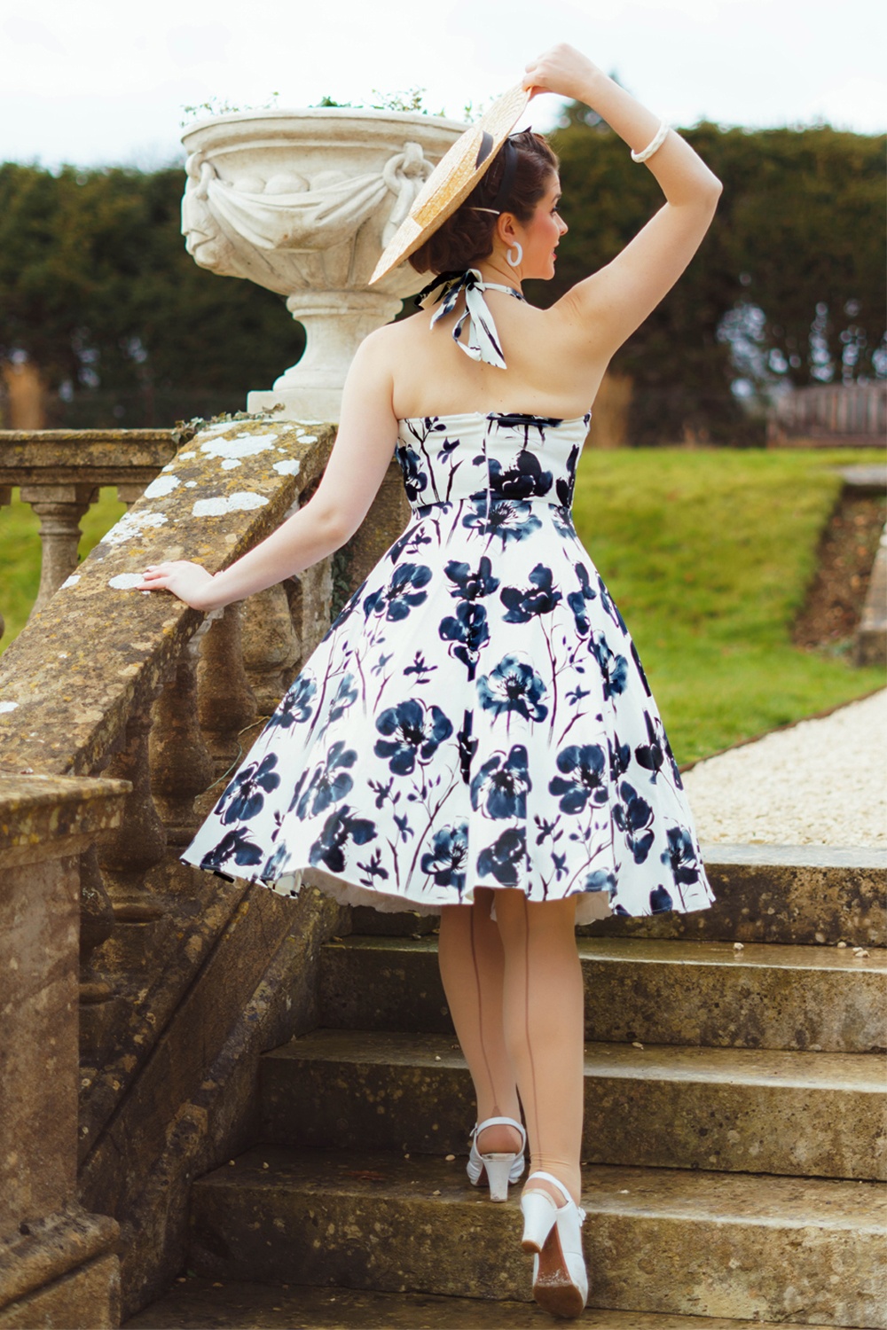 Hearts & Roses - Indigo Romance halter swing jurk in wit en donkerblauw 3