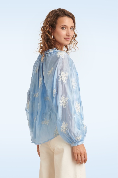 Smashed Lemon - Azure Silk geborduurde blouse in lichtblauw 3