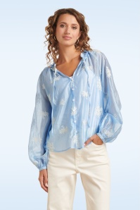 Smashed Lemon - Azure Silk geborduurde blouse in lichtblauw