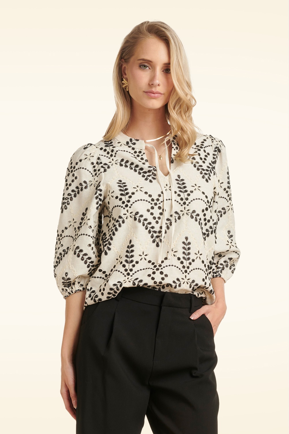 Smashed Lemon - Sandy Dune geborduurde blouse in zand en zwart