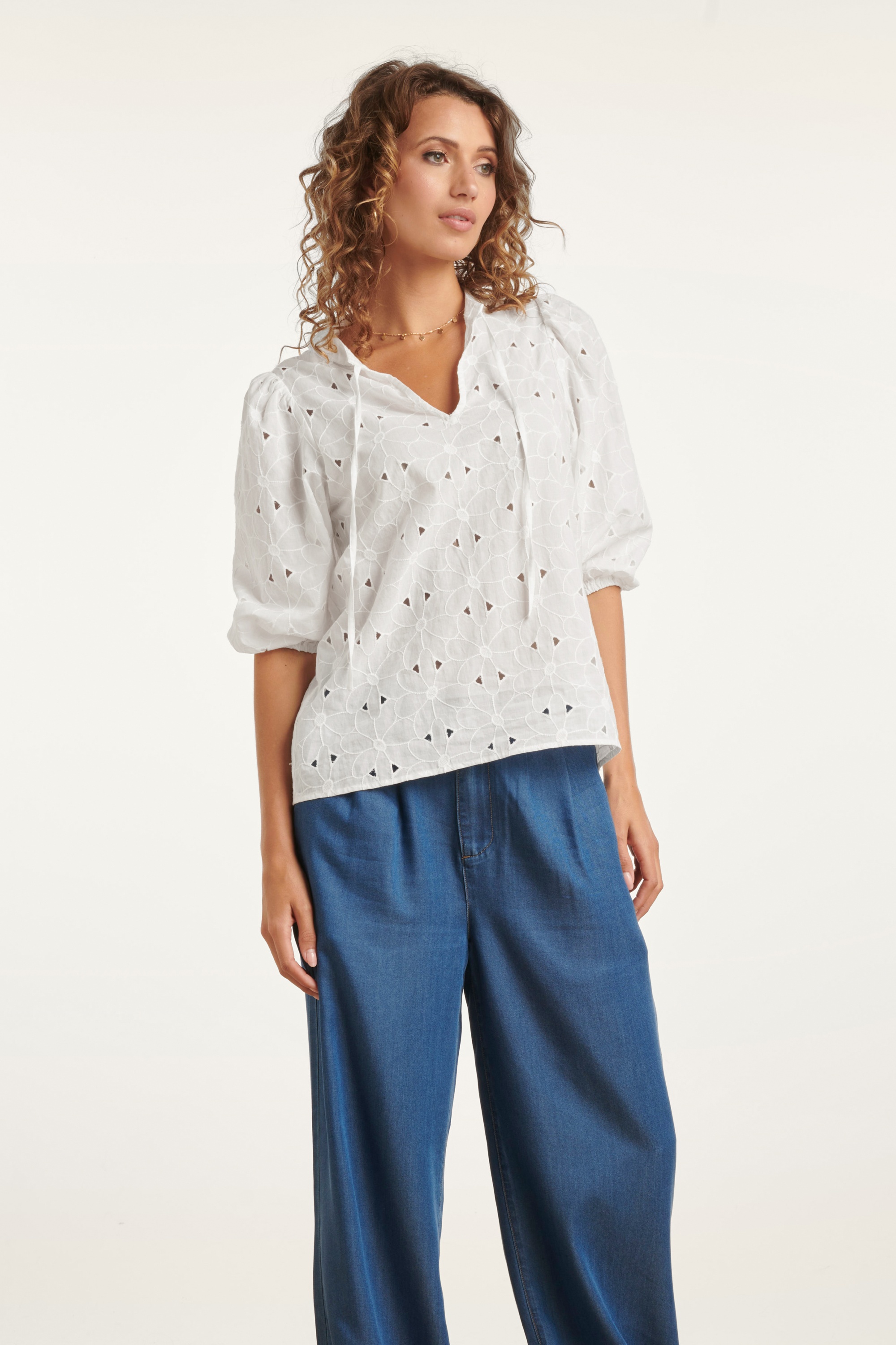 Smashed Lemon - Flora geborduurde katoenen blouse in wit