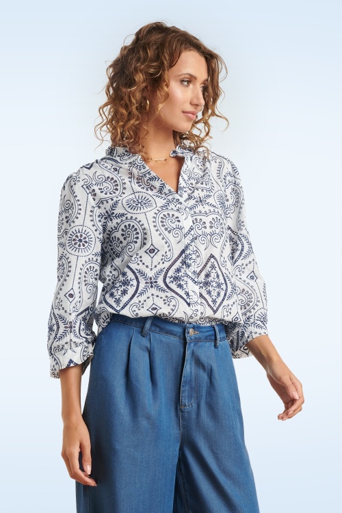 Smashed Lemon - Victoria broderie katoenen blouse in wit en marineblauw 4