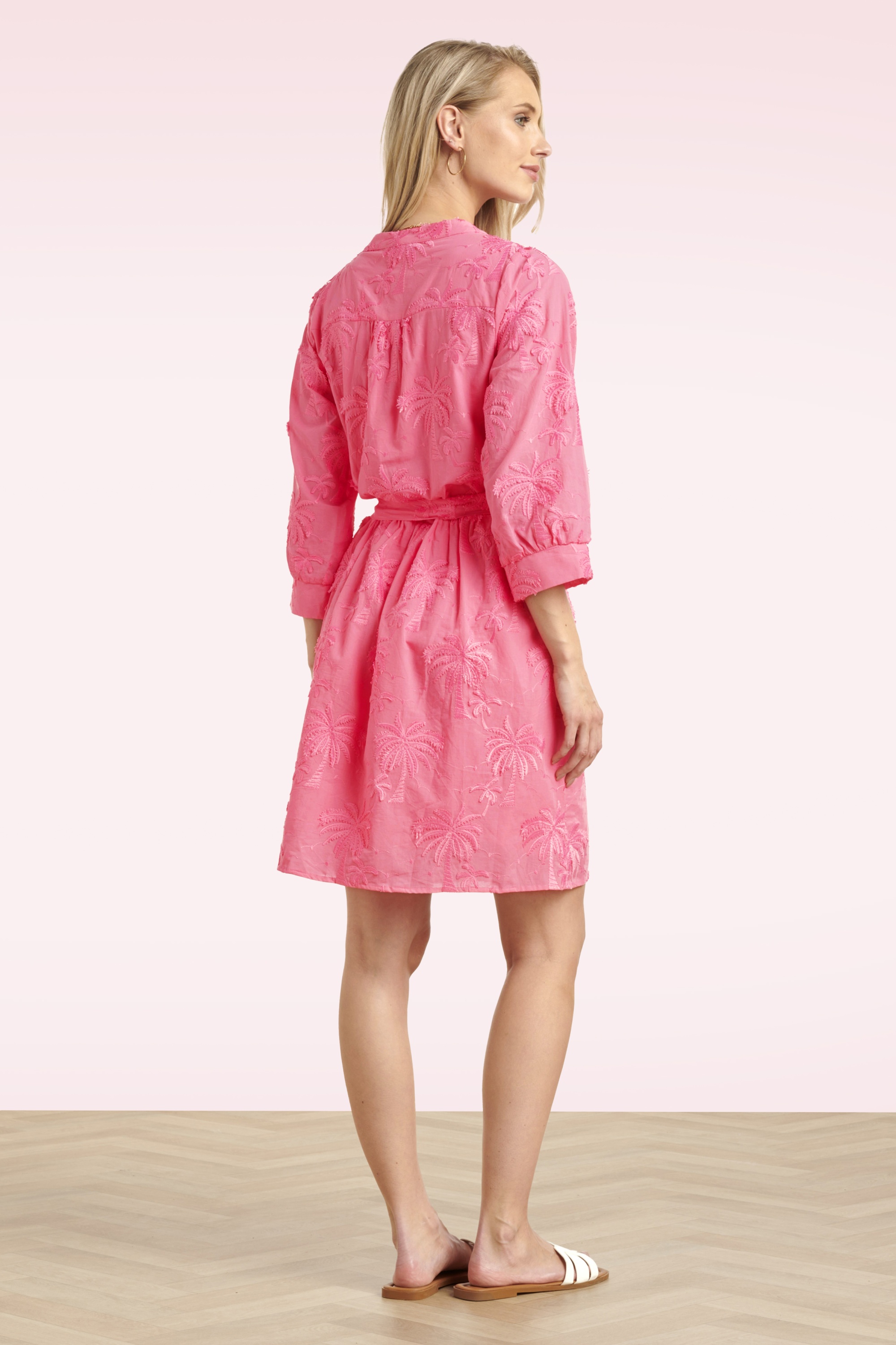 Smashed Lemon - Isla Palm geborduurde katoenen jurk in roze 3