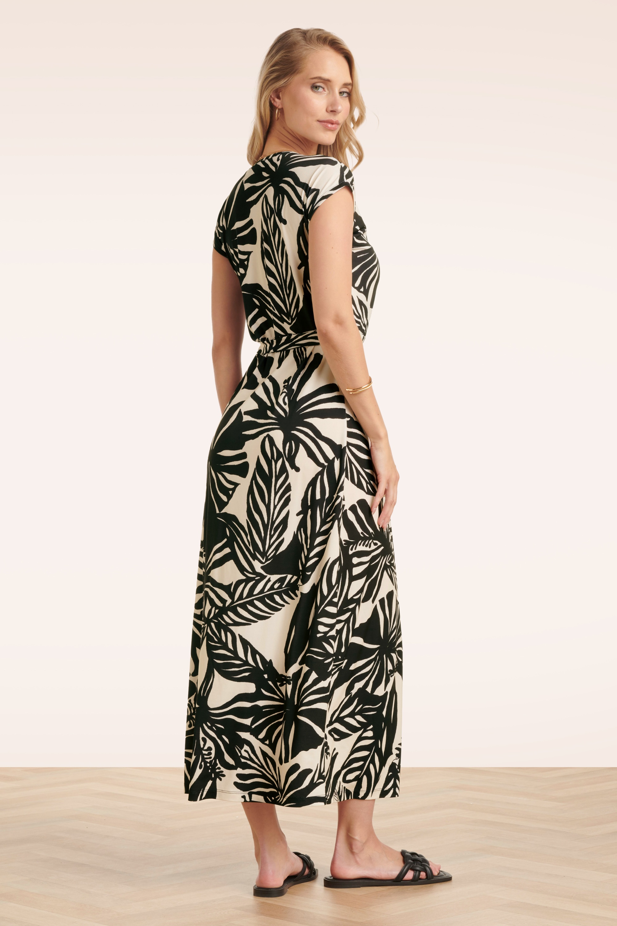 Smashed Lemon - Graphic Groove midaxi jurk in gebroken wit en zwart 3