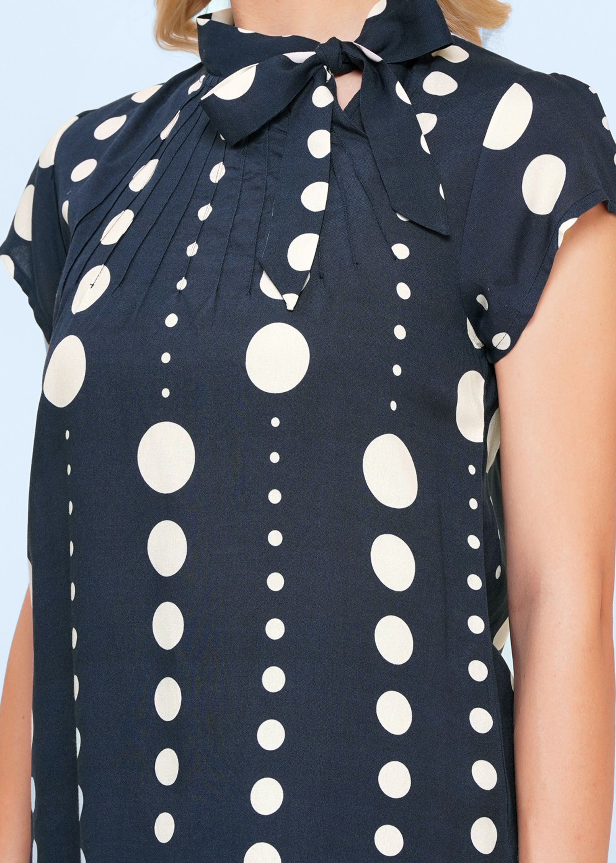 Circus - Anna polkadot blouse in indigo en gebroken wit 2
